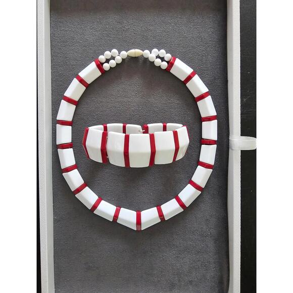 White And Red Retro Plastic Necklace And Bracelet - Picture 1 of 2